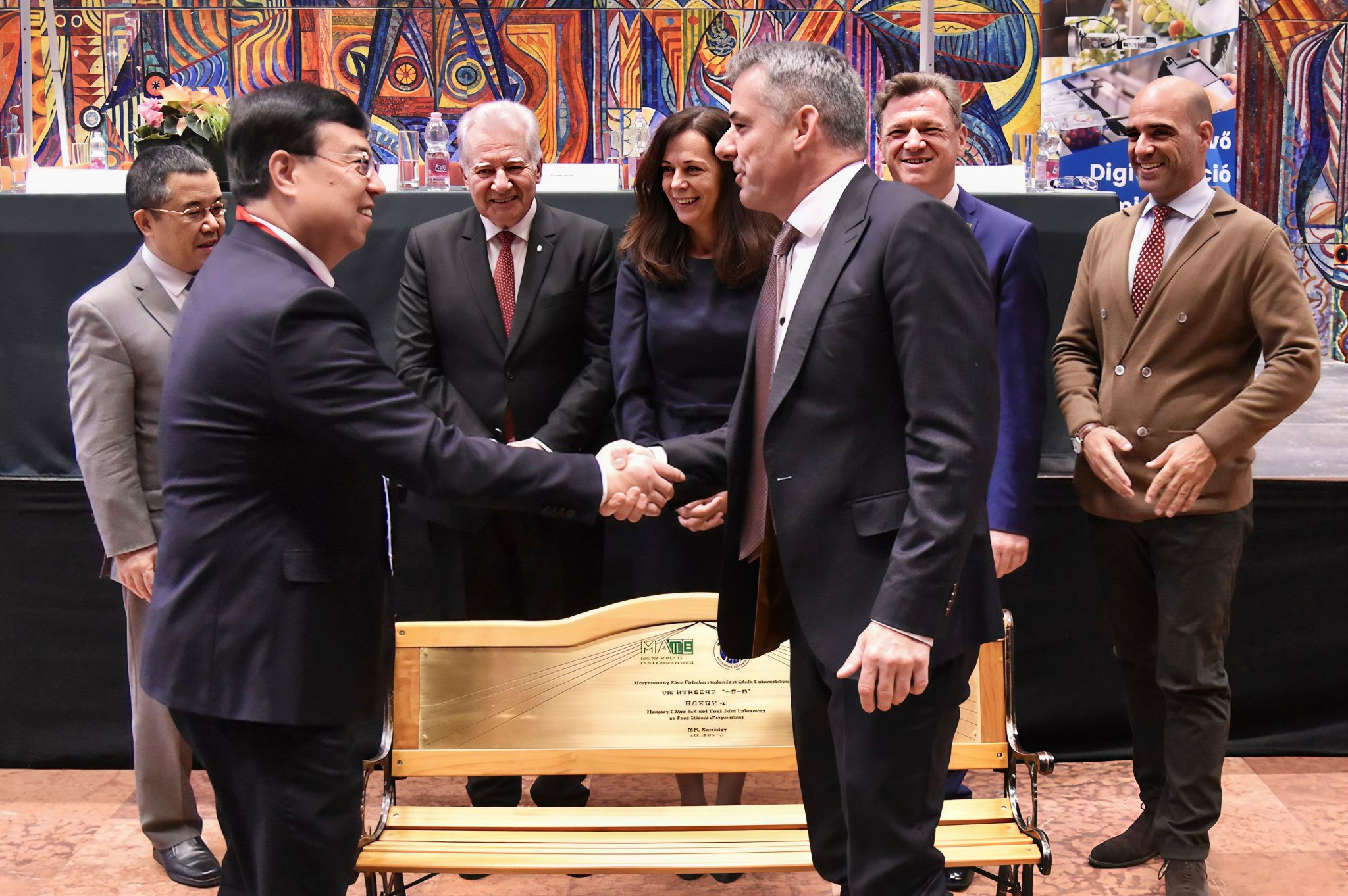 文件名称:王校长揭牌.jpg原图大小:5.62MB