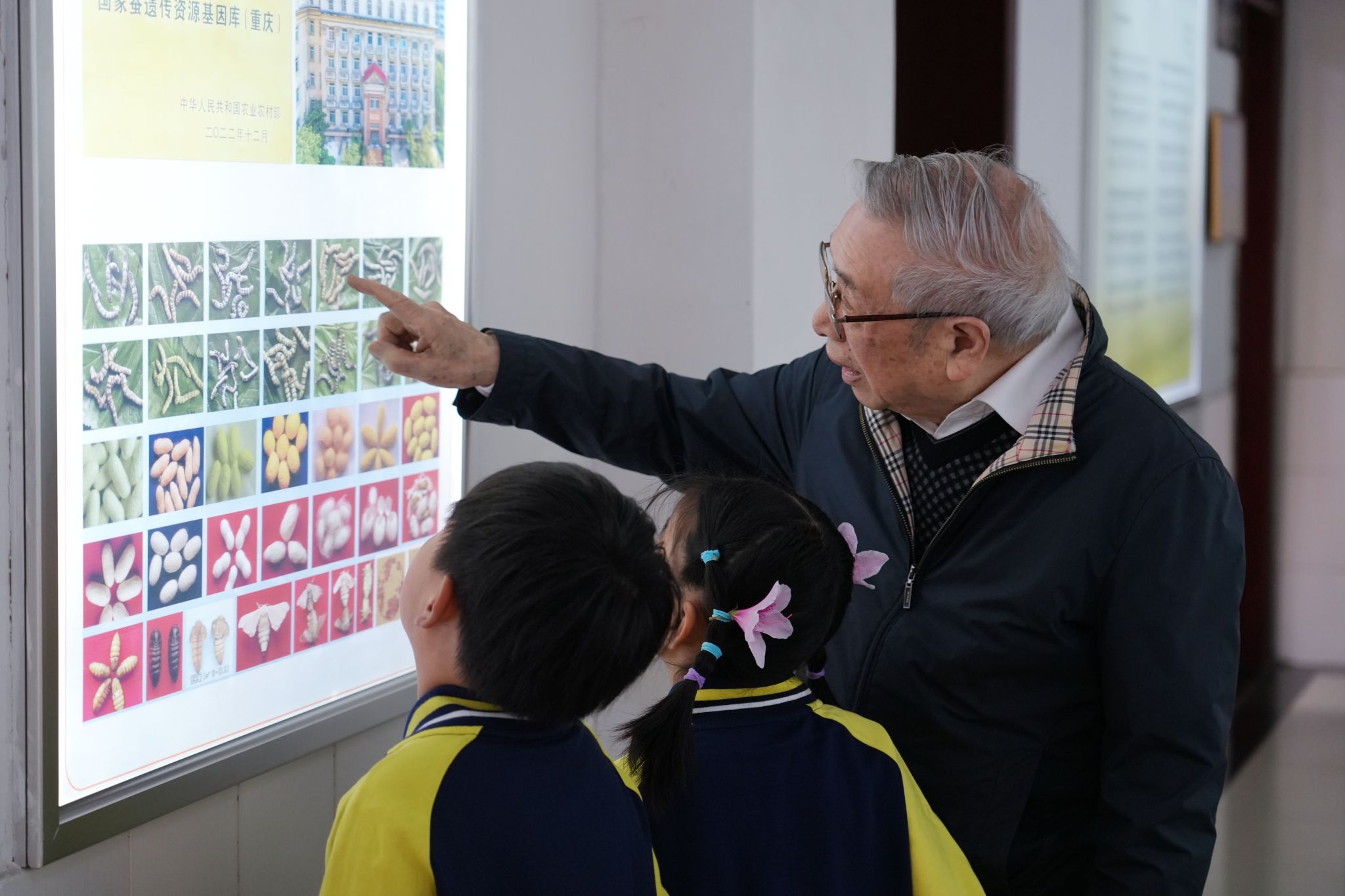 文件名称:7.2025年4月院士爷爷和小朋友一起开展科学探究活动.jpg原图大小:14.56MB