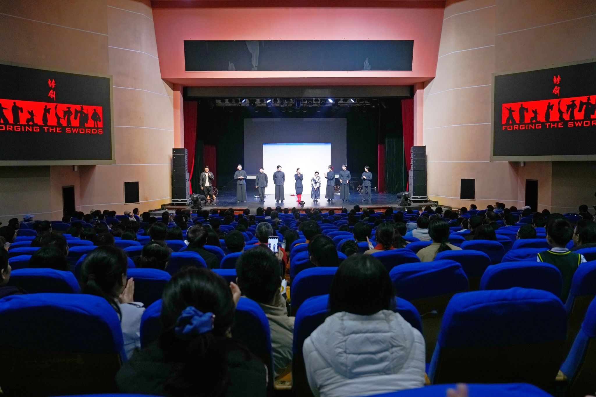 文件名称:观众.jpg原图大小:23.49MB