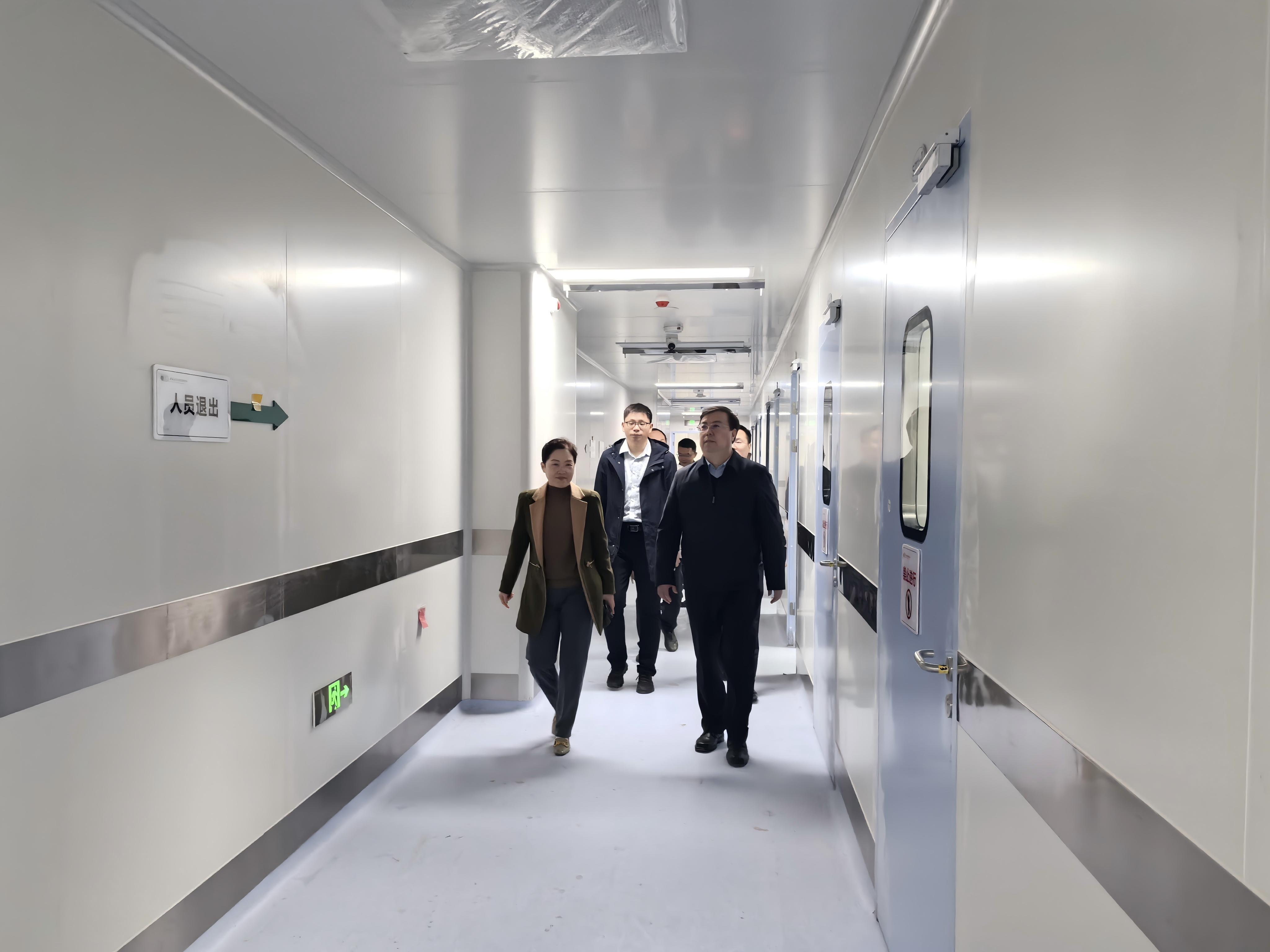 文件名称:王校长调研动物中心.jpg原图大小:0.44MB